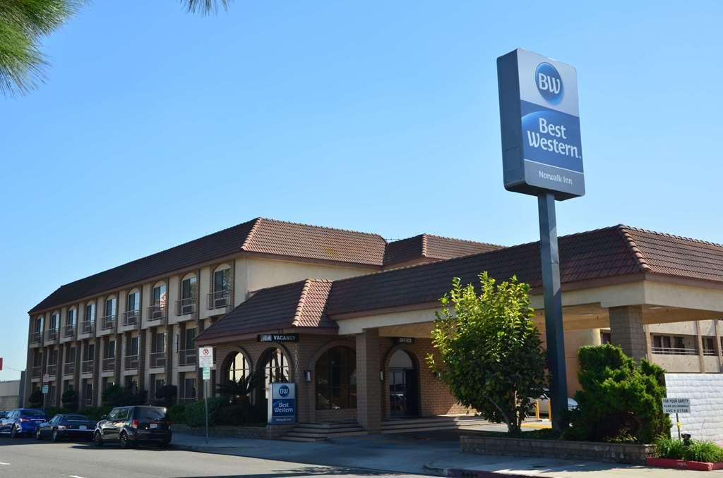 Best Western Norwalk Inn Bagian luar foto