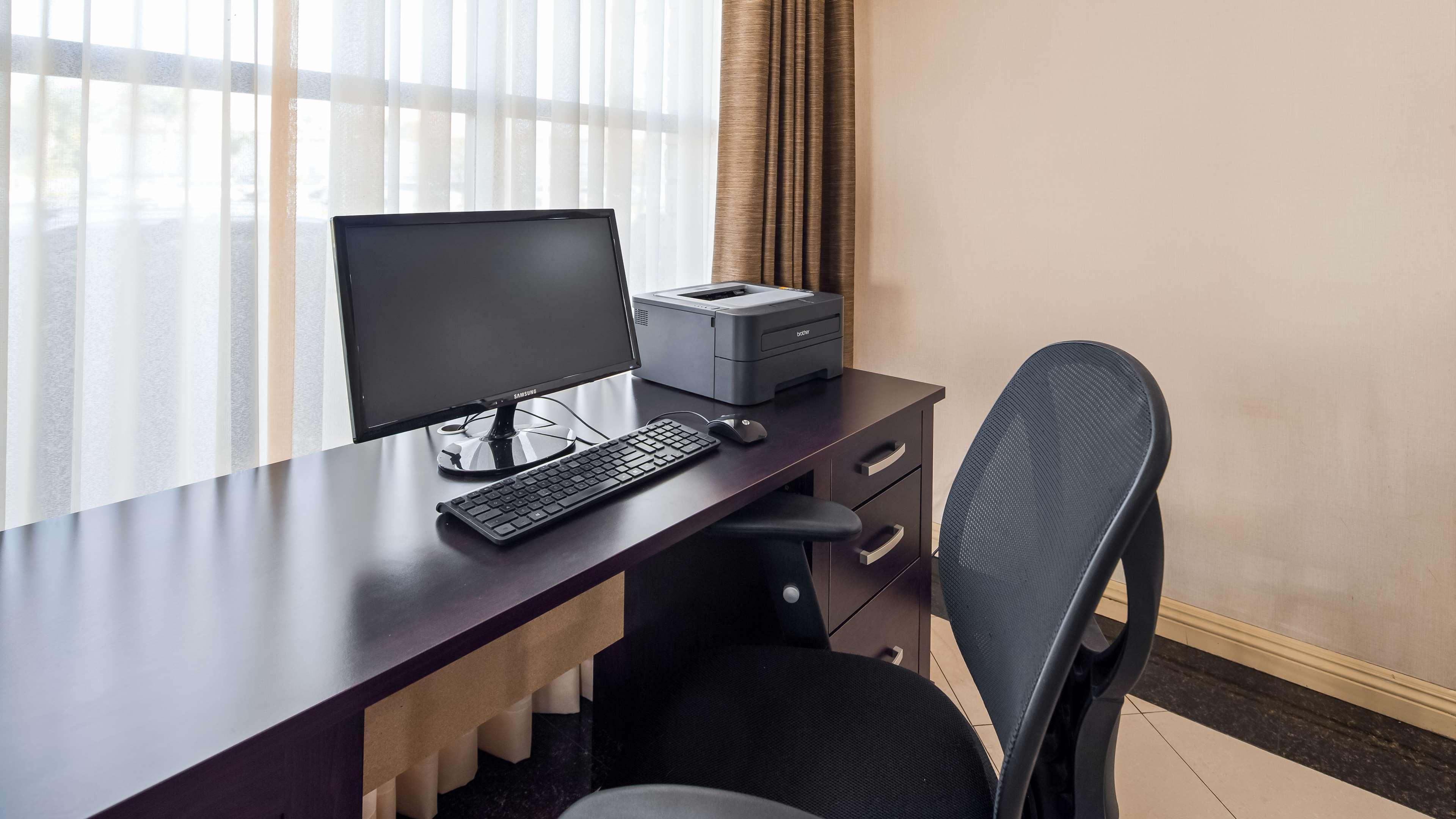Best Western Norwalk Inn Bagian luar foto
