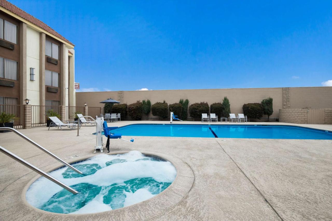 Best Western Norwalk Inn Bagian luar foto