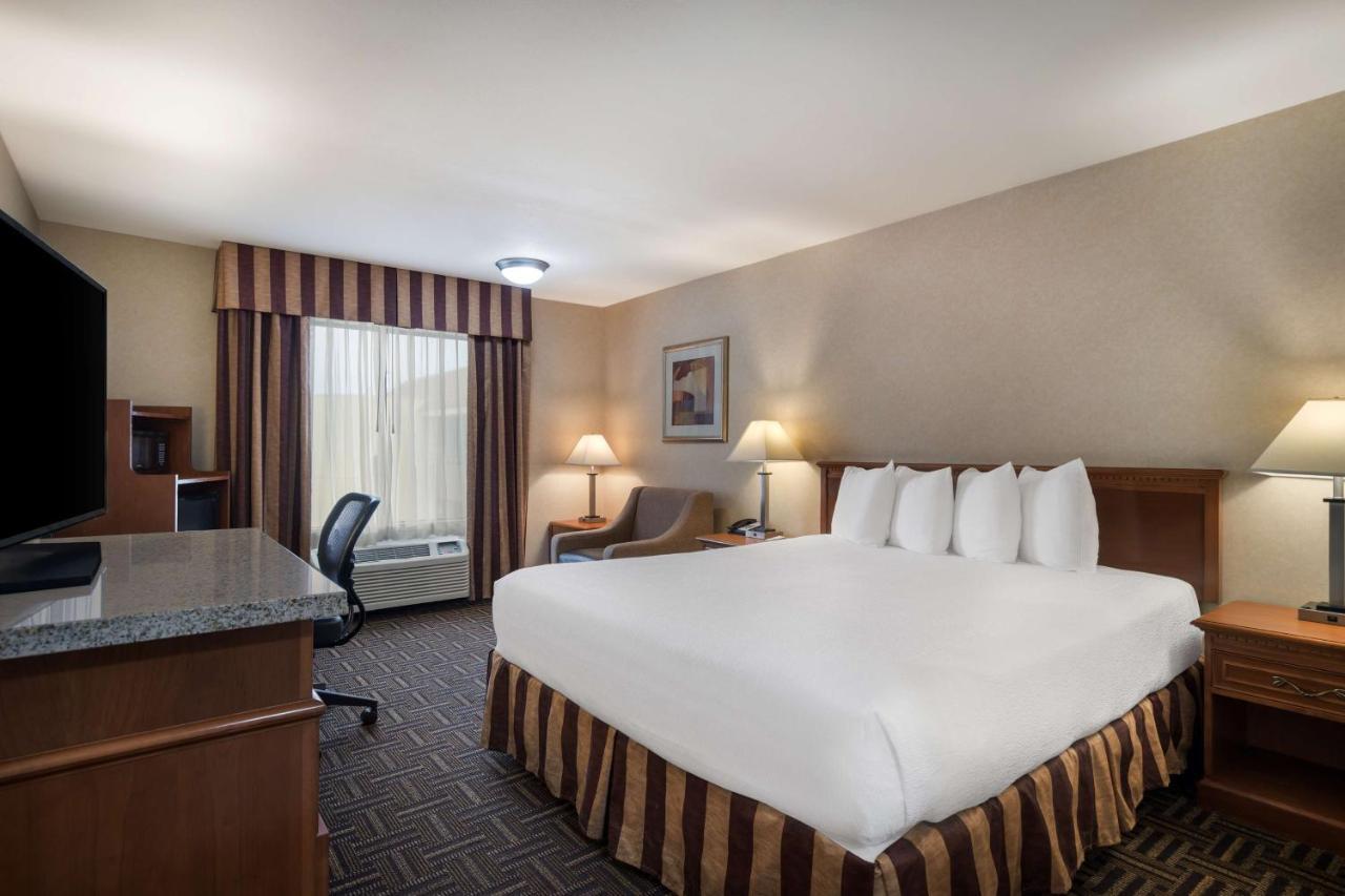 Best Western Norwalk Inn Bagian luar foto