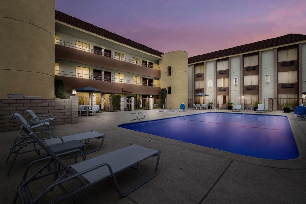 Best Western Norwalk Inn Bagian luar foto