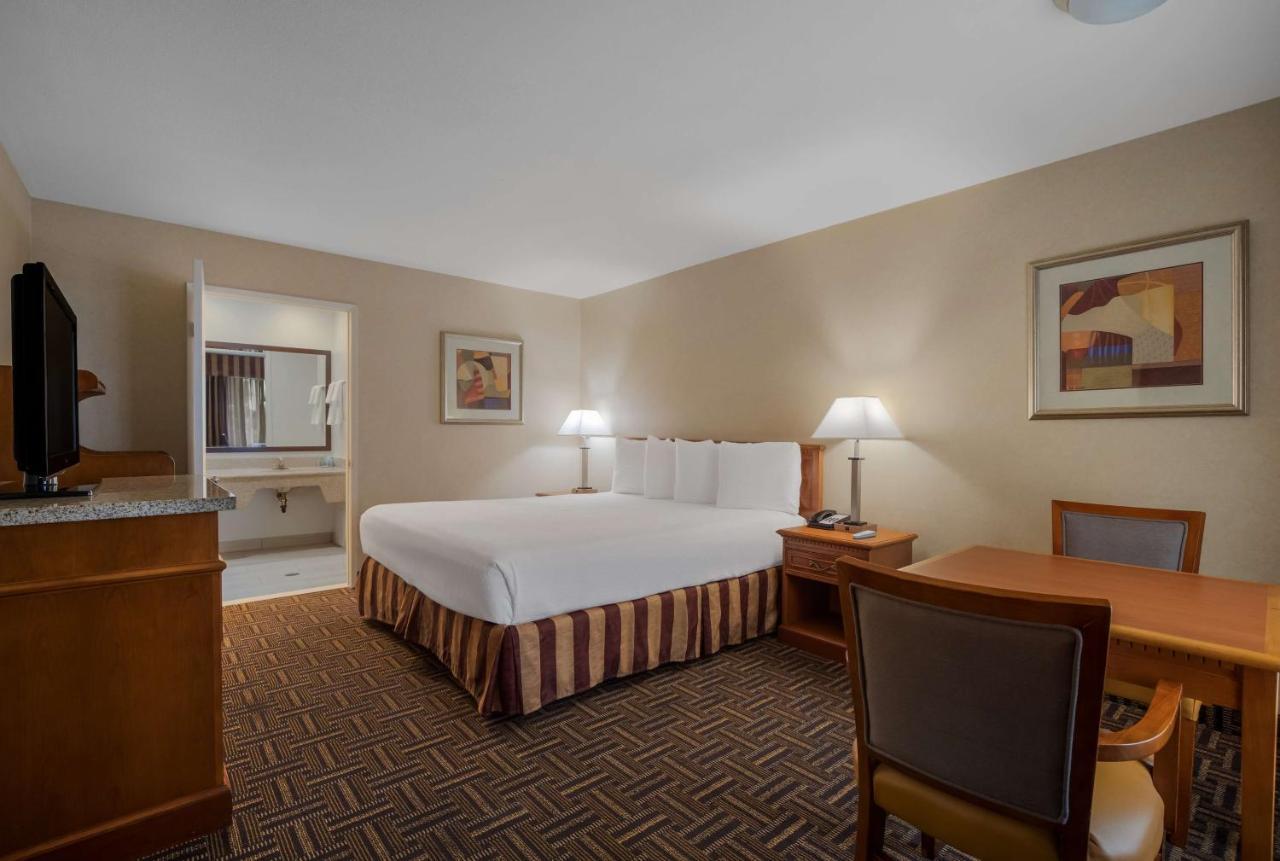Best Western Norwalk Inn Bagian luar foto