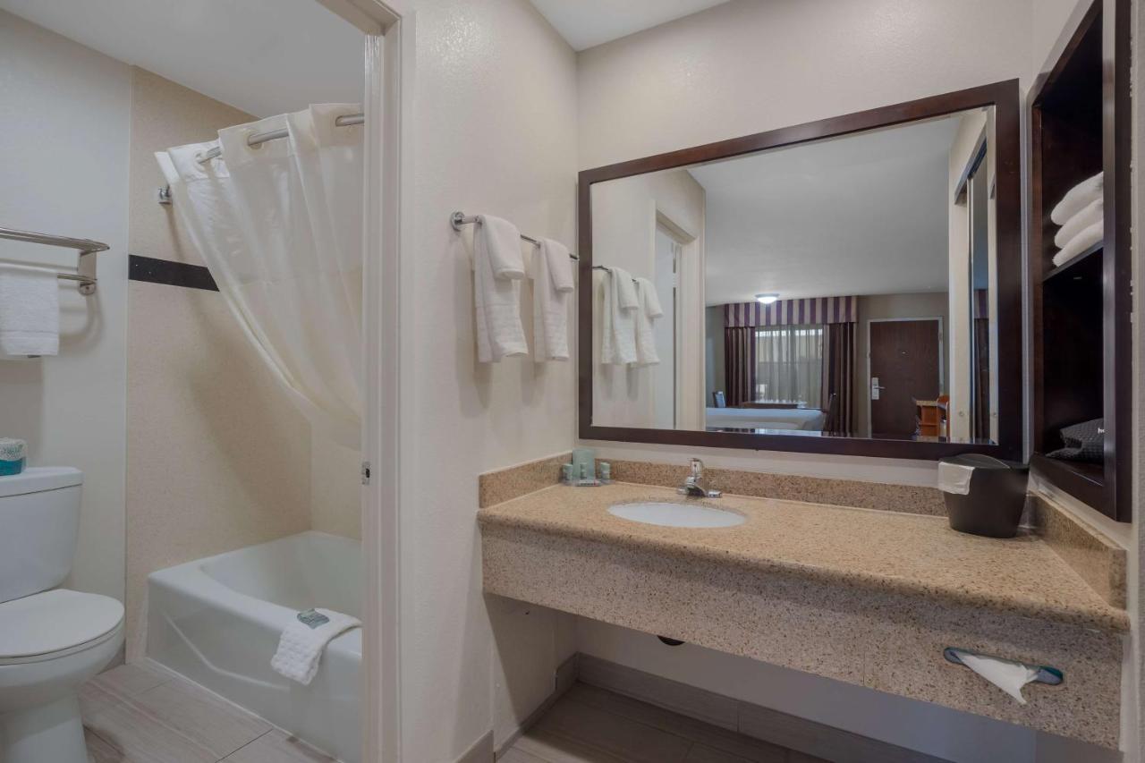 Best Western Norwalk Inn Bagian luar foto