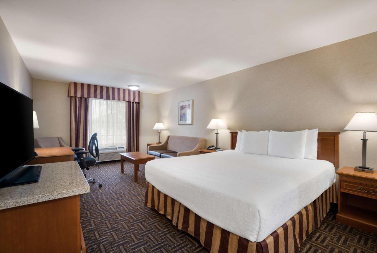 Best Western Norwalk Inn Bagian luar foto