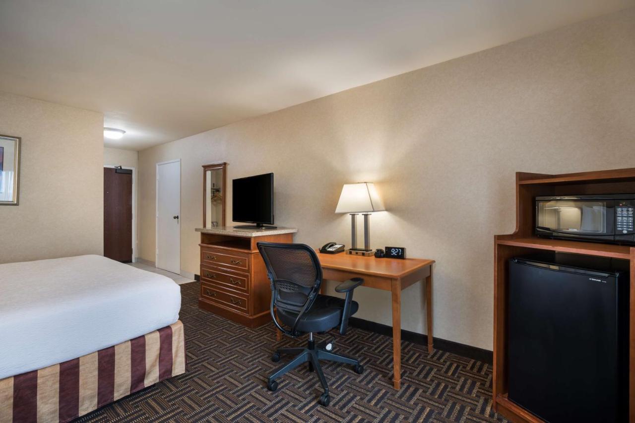 Best Western Norwalk Inn Bagian luar foto