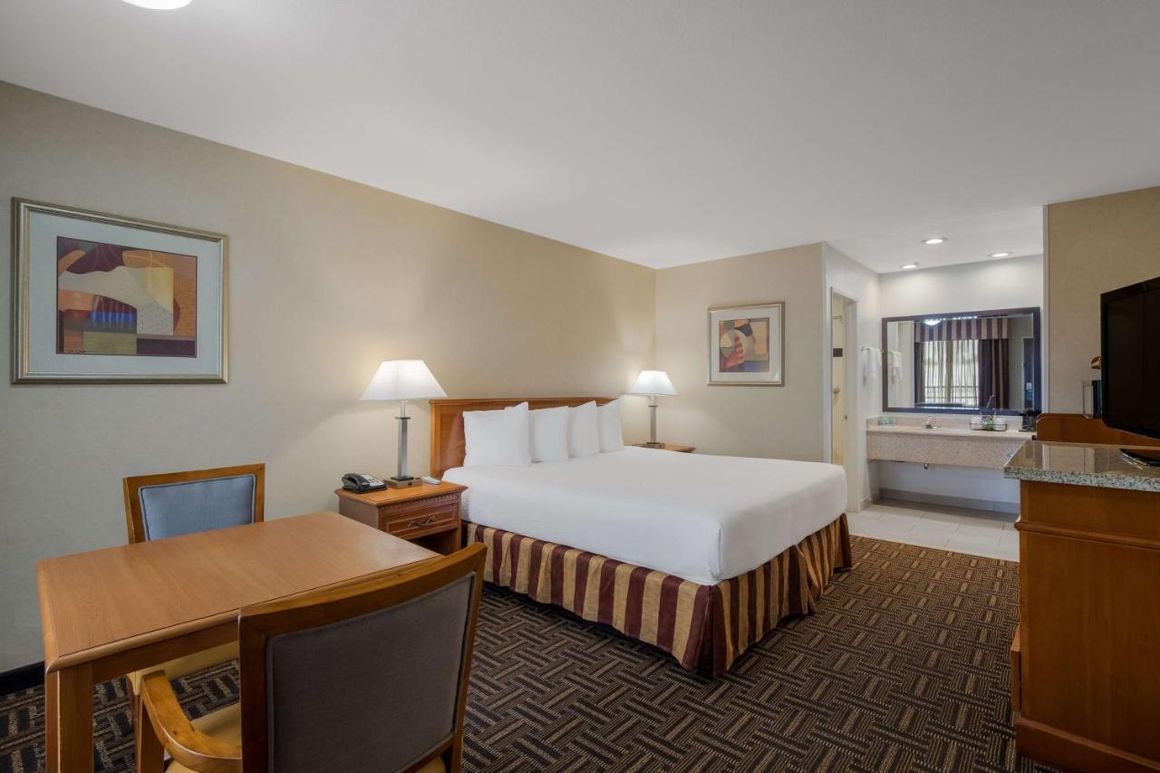 Best Western Norwalk Inn Bagian luar foto