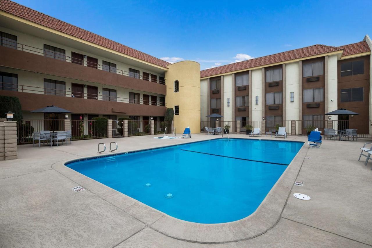 Best Western Norwalk Inn Bagian luar foto