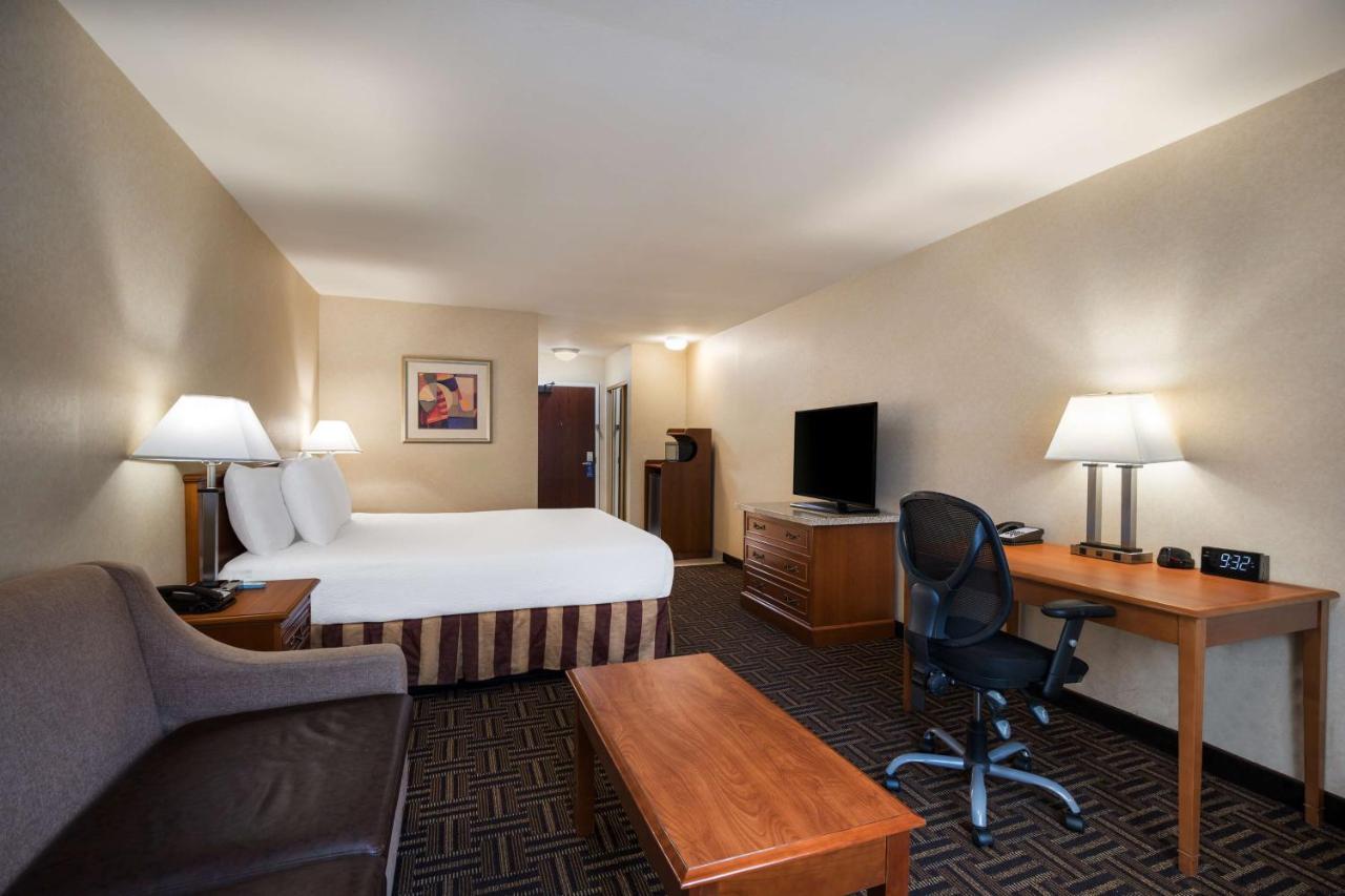 Best Western Norwalk Inn Bagian luar foto