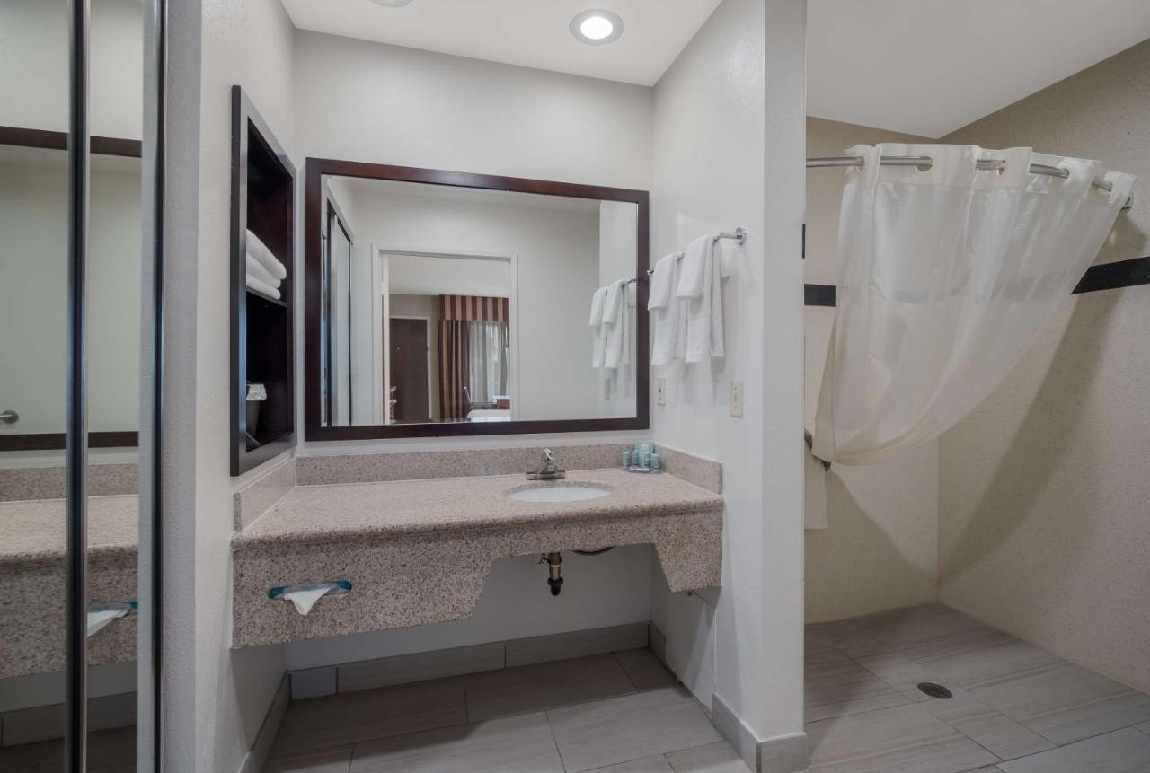 Best Western Norwalk Inn Bagian luar foto