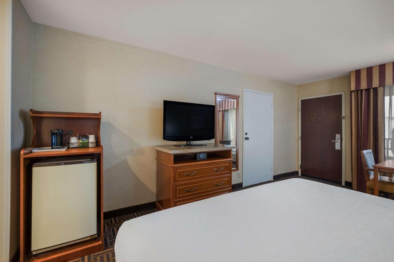 Best Western Norwalk Inn Bagian luar foto