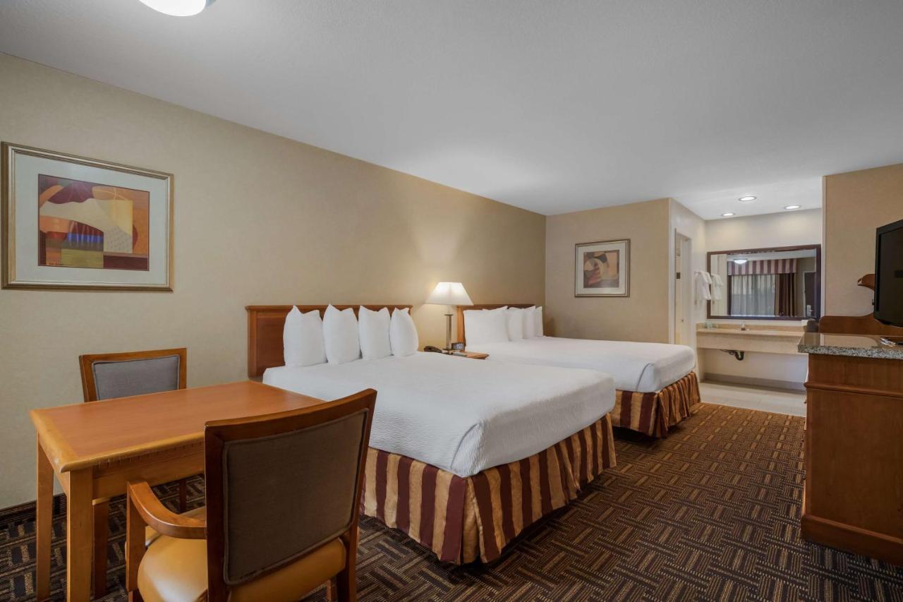 Best Western Norwalk Inn Bagian luar foto