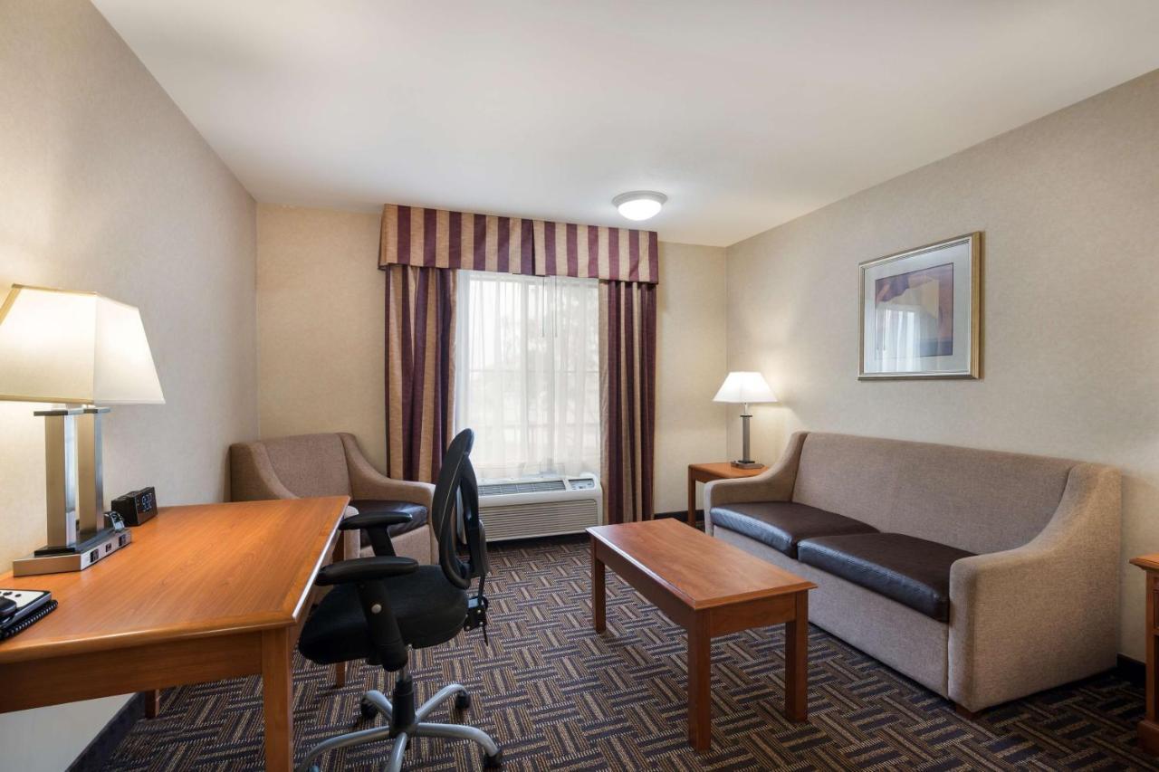 Best Western Norwalk Inn Bagian luar foto