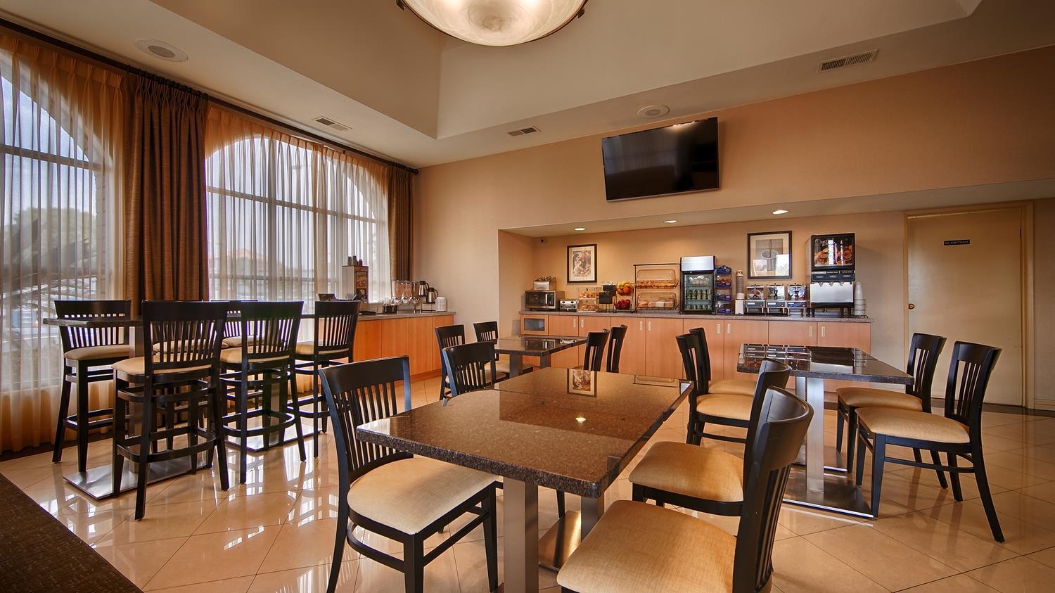 Best Western Norwalk Inn Bagian luar foto