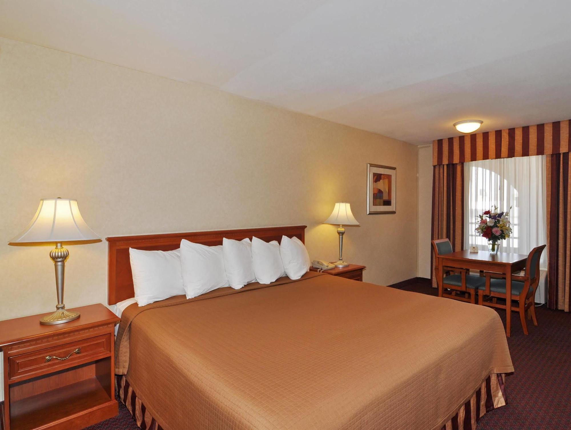 Best Western Norwalk Inn Bagian luar foto